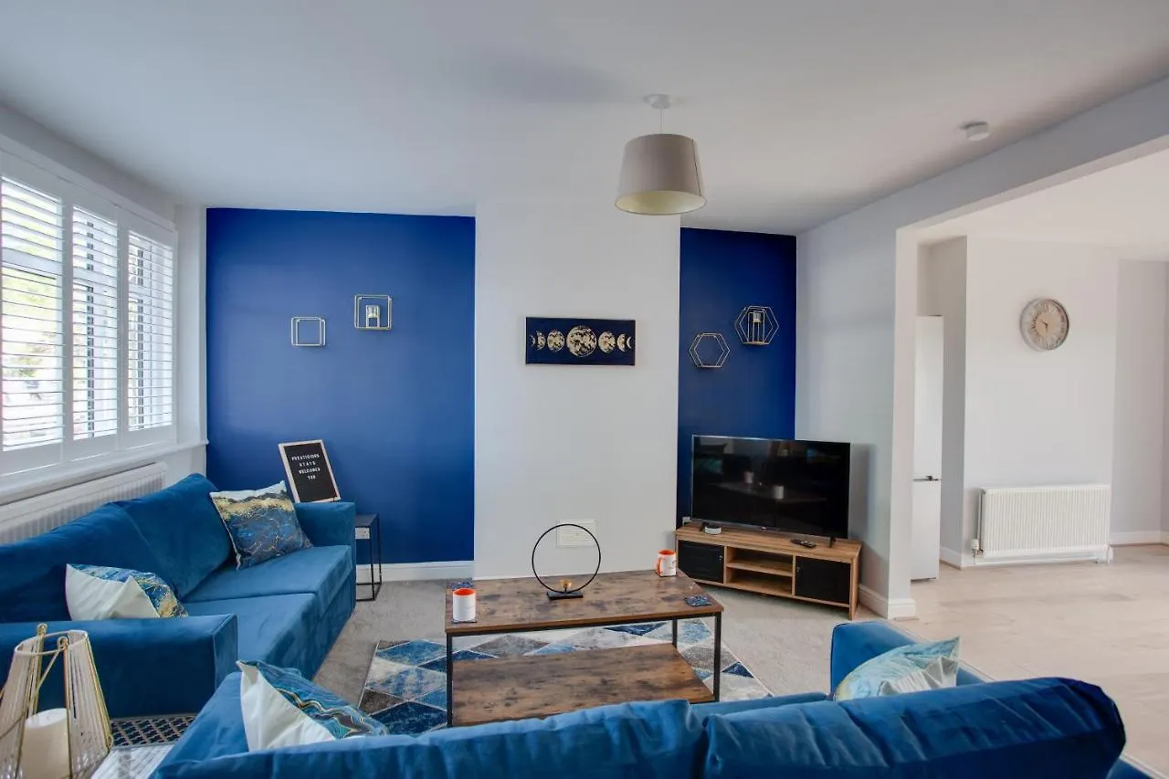 Saxon Road: Garden House with Smart Amenities Villa Sunbury-on-Thames United Kingdom