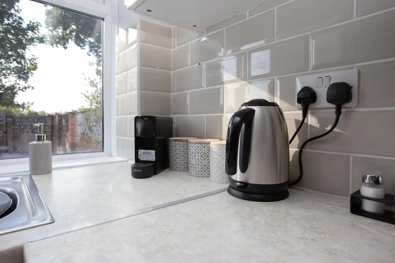 Holiday home Saxon Road: Garden House with Smart Amenities Villa Sunbury-on-Thames United Kingdom