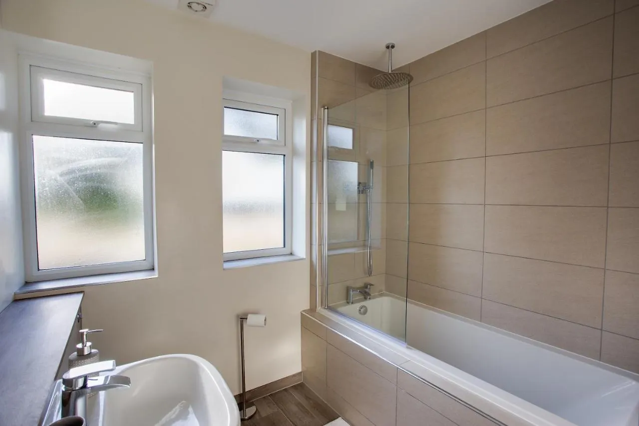 Saxon Road: Garden House with Smart Amenities Villa Sunbury-on-Thames